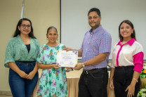 Durante la ceremonia de apertura se entregaron certificados de participación a los emprendedores participantes.