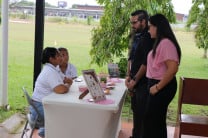 Al final de la conferencia, la Ing. Acosta y el Lcdo. Puga realizaron clínicas a los emprendedores analizando sus negocios, colorimetría, logos, marcas, entre otros detalles.