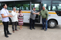 El nuevo autobús, con capacidad para 32 pasajeros, formará parte de la flota vehicular y permitirá contribuir y mejorar la movilización de estudiantes en giras académicas o relacionadas con Vida Universitaria.