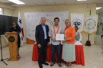 Recibió certificado de reconocimiento en manos del Mgtr. Angelino Harris, Vicerrector Académico encargado, y la Mgtr. Catalina González, decana de la FCYT.