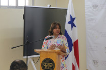 Las palabras de apertura fueron ofrecidas por la Dra. Ángela Laguna, Rectora Encargada, quien felicito a los organizadores por esta iniciativa y a los estudiantes por participar.