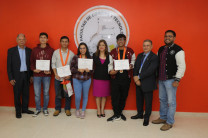 Durante la premiación, el estudiante estuvo acompañado por el Dr. Evgeni Cruz, Coordinador de Extensión de la FCYT en Veraguas, y el Mgtr. Leomar Acosta, docente asesor.