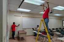 Para la fase diagnóstica del estudio, los colaboradores Carlos Pineda y Fernando Barría, de la Unidad de Mantenimiento, colaboraron al Ing. Mora en la verificación de la infraestructura física.