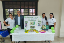 Durante la exhibición, el Ing. Ricardo Serrano, docente de la asignatura, comentó el potencial de estos trabajos, que pueden abrirse camino en el mercado panameño como alternativas de productos sostenibles.