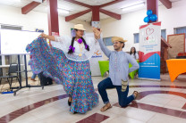 Presentación de los estudiantes Eymily Toribio y Elvis Canto, bailarines de la Agrupación Folklórica del Centro Regional.