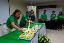 Durante las conferencias, se realizaron sorteos de suéteres conmemorativos de la Facultad, el tradicional brindis y el canto de cumpleaños.