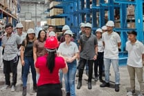 Durante el recorrido los alumnos observaron la gestión de las operaciones, los sistemas de almacenamiento para las actividades de un almacén y los sistemas tecnológicos de gestión.