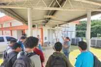 Durante la visita, los estudiantes conocieron los procesos de trasmisión y recepción de datos que lleva a cabo la central.