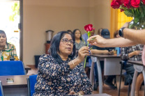 Se distribuyeron rosas a las compañeras asistentes.