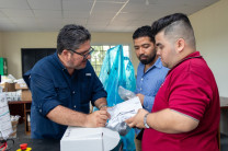 Personal del Centro Regional ha asistido en la instalación y movimiento de insumos para estos equipos.