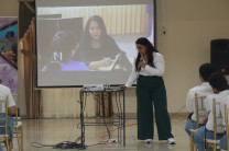 Durante la conferencia, la Ing. Acosta ofreció una valiosa participación, proporcionando conocimientos sobre las habilidades necesarias para un liderazgo juvenil