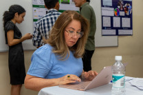 Investigadores, asesores, evaluadores de los proyectos y estudiantes se congregaron durante el acto de inauguración para luego iniciar con la sustentación y evaluación de los proyectos.