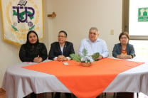 Se dio inicio a la Jornada con las palabras de bienvenida del Mgtr. Adriano Martínez, Director del Centro Regional, y la inauguración formal con el Dr. Evgeni Cruz, Coordinador de Extensión de la FCYT.