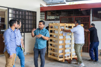 Los equipos fueron recibidos en manos del Dr. Elvis Castillo, Coordinador de la Extensión de la FIC, el Dr. Mauricio Hooper, Coordinador de Investigación, y el Dr. Anibal Santos, docente del área de geotecnia.