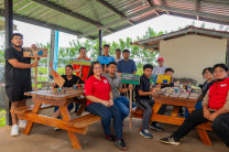 Dejaron mensajes inspiradores en tablas pintadas a mano, que ahora decoran diversos espacios del Centro para fomentar la conciencia ecológica. Dejaron mensajes inspiradores en tablas pintadas a mano, que ahora decoran diversos espacios del Centro para fomentar la conciencia ecológica.