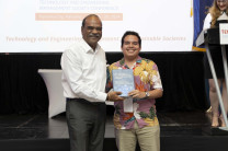 Adicional, el Ing. Mora fue premiado con el segundo lugar del concurso de visualización en redes sociales donde recibió una copia del libro TEMSBOK en manos del Presidente Electo de IEEE TEMS Dr. Sudeendra Koushik. Créditos: IEEE Panamá.