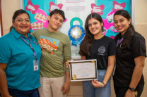 La Lcda. Mirza Nay y la Lcda. María Pineda, quienes apoyaron el trabajo realizado por los estudiantes.