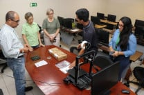 Las docentes Mgtr. Dallys Carrizo y Mgtr. Betzaida Alaín, en compañía de la Ing. Adiz Acosta, fueron capacitadas para el uso correcto del equipo.