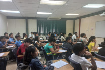 Durante el seminario, los estudiantes efectúan prácticas y exámenes de simulacro para que conozcan la temática, adaptándose psicológicamente a la prueba.