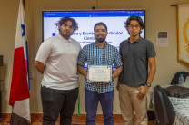 Entrega de certificado de reconocimiento en manos de los estudiantes enlace organizadores Jean Gómez y Cristian Jesús Pinzón.
