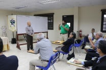 Durante el taller, se empleó una metodología de lluvia de ideas y recomendaciones anónimas en las que docentes, administrativos y estudiantes participaron abordando dos cuestionamientos.