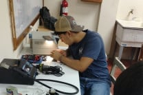 Esta tecnología se basa en una serie de procesos usados para soldar una nueva generación de componentes electrónicos miniatura en una tarjeta de circuito impreso.