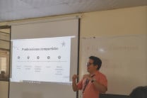 Durante el taller, se tocaron temas como la identidad visual de la Institución, las estrategias empleadas para el manejo de las redes sociales y aspectos a considerar para la redacción de contenido institucional. Créditos: José Leonel González.