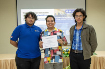 El expositor recibió un certificado de reconocimiento de manos de los estudiantes organizadores Jean Gómez y Cristian Jesús Pinzón. 