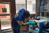 Kevin Barrante y Alexander Díaz, estudiantes voluntarios, se encuentran realizando diferentes tareas.