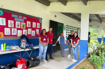 La presidenta de Alianza Estudiantil Sección Veraguas, Marcela Cisneros; junto con la vicepresidenta Keysi Mendieta; el voluntario Gualter Rujano; y el encargado de Servicio Social Mgtr. Luis Juárez, fueron los encargados de llevar las donaciones hasta el lugar.