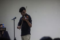 Durante el evento, el estudiante Ángel Vega deleitó al público con una pieza musical en violín Créditos: Kenel Rodríguez..