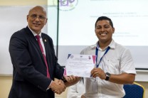 El Lcdo. Carlos Adames, Coordinador de Extensión de la Facultad de Ingeniería Mecánica, recibió durante este pequeño acto un certificado de agradecimiento de parte de los organizadores del Congreso.