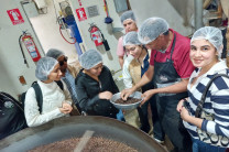 Durante el recorrido por la fábrica y los laboratorios, los estudiantes pudieron conocer a detalle el proceso de café, desde el cultivo del cerezo hasta el molino, y la maquinaria especializada empleada por esta la prestigiosa empresa.