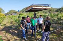 Los estudiantes visitaron la Finca Agropedagógica Padre Pedro Hulsebosch, donde pudieron observar el funcionamiento de un sistema de bomba solar.