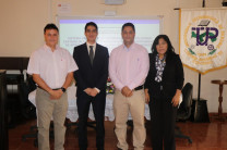 El estudiante acompañado del docente asesor Dr. Cristian Pinzón y los profesores jurados Mgtr. Eric Nelson Pérez y Mgtr. Sonia Camarena.