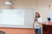 Magister Lourdes Fong, miembro de APEDE Panamá. Exposición sobre habilidades que se requieren el perfil laboral actualmente.