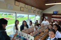 Durante el recorrido, los estudiantes participaron de una cata, diferenciando los diferentes sabores y olores producidos por el café de la empresa.