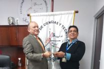Entrega de Placa de reconocimiento por el primer aniversario del Equipo Águilas al Mgtr. David Torres, por parte del  Mgtr. Juan A. González R., Decano.