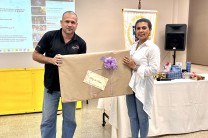 Dra. Lineth Alaín, Directora del Centro Regional de Panamá Oeste, entrega obsequio a un papá. 