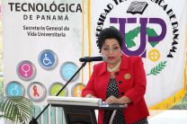 Palabras de felicitaciones por la Rectora encargada, Licda. Alma Urriola de Muñoz.