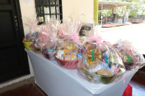 Donación de canastas con alimentos secos que se entregaron a la Reverendo Rafael Olmos.