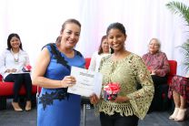Entrega de certificado por la Ing. Vivian Valenzuela, Directora de la Secretaria de vida Universitaria.