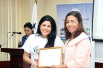 La señora Yorlady Contreras, Directora de la Fundación Virgen del Pilar, recibe certificado de participación.