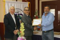 El rector Montemayor Ábrego entregó junto a otras autoridades certificados de reconocimiento.