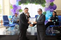 El Rector Héctor M. Montemayor Á., entrega al Diputado Juan D. Vásquez, certificado de participación.