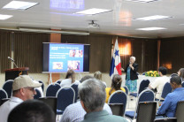 Exposición sobre temas de emprendimientos orientados a las necesidades del adulto mayor