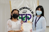 Entrega de Certificado de Reconocimiento a la estudiante Wing Ng.