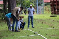 Jueces de la competencia midiendo donde llegó la pelota.