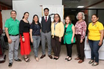 Docentes del Centro Regional de Chiriquí junto al Dr. Rodríguez.