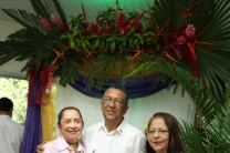 Entrega de Reconocimiento al Prof. Luis Quintero por parte de la Dra. Iveth Moreno y la Mgtr. Cecilia González.
